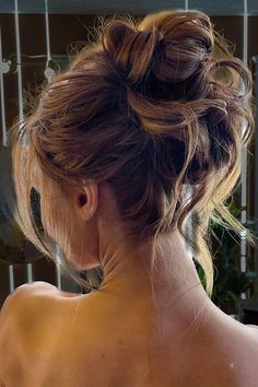 updo hairstyles, messy updo hairstyles, updo hairstyles for long hair, updo hairstyles for wedding, prom updo, prom hairstyles, updo hairstyles medium length Daisy Bachelor Hair, Glamour Hair Updo, Modern Updos, Summer Wedding Hair, Machiaj Smokey Eyes, Elopement Hair, Curled Updo, Shower Hair