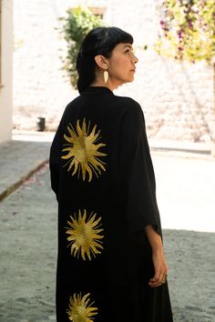 Kimono made of 100% jute with three hand-embroidered suns in gold tones. The name of this design means "At Dawn" in P'urépecha. This kimono represents the work of art that happens every day but we take for granted. The sun rises and illuminates our entire being, filling every corner with life.









 Material : 100% Jute



 Embroidery time : 48 Hours

 
Crafts🇲🇽 : Handmade by the women of the community of San Pedro Arriba in the State of Mexico, Mexico






 How to take care of my clothe Jute Embroidery, White Kimono, The Sun Rises, Take For Granted, Dark Dress, Sun Rises, Taken For Granted, Crafts Handmade, Take Care Of Me