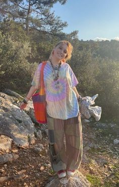 Casual Hippy Outfits, Poor Outfits, Colorful Hippie Outfits, Summer Hippie Outfits, Alt Hippie, Hippie Outfit Inspo, Hippie Boho Outfits, Boho Hippie Outfits, Hippy Girl