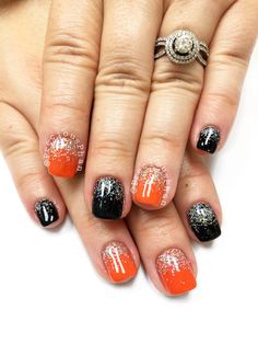 Orange And Black Pedicure Ideas, Halloween Gel Short Nails, Orange Black And Gold Nails, Matte Black And Orange Halloween Nails, Black And Orange Dip Nails, Orange White Black Nails, Black Snd Orange Nails, Orange And Black Football Nails, Orange And Black Gel Nails