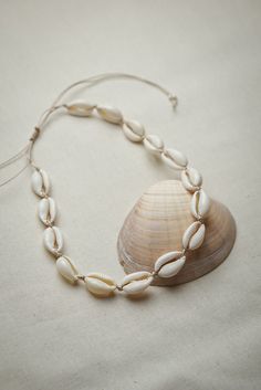 Unique cowrie shell jewelry for surfers and beach lovers. My handcrafted jewelry is made from real white cowrie shells and brings the charm of the sea directly to you. Whether as a necklace or choker - each piece is unique and is made with attention to detail. My jewelry is perfect for surfers and saltwater souls who love sea life. Find your perfect accessory now! Each necklace comes in a natural cotton or muslin pouch and is perfect as a gift or for yourself. The chain can be perfectly combined Shell Necklace Aesthetic, Sea Accessories, Sea Necklace, Diy Armband, Aesthetic Clean, Beach Necklaces