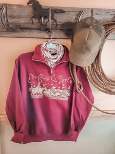 What could be better than vintage western? It's classic, timeless, and cozy! Unisex quarter zip *Recommending Sizing* s 2/4 • m 6/8 • l 10/12 • xl 14/16 • xxl 18/20 *for a tighter fit, size down. Vintage Western Womens Clothing, Western Graphic Crewneck, Winter Montana Outfits, Western Neck Scarf Outfit, Cool Western Outfits, Western Quarter Zip, Vintage Western Clothes, Vintage Western Aesthetic Outfits, Western Christmas List