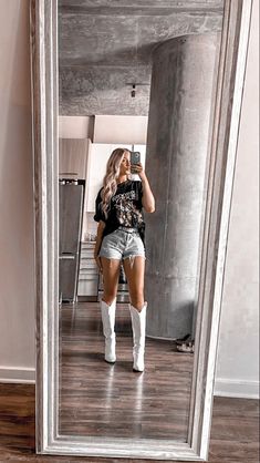 Outfit White Cowboy Boots, Cowgirl Outfits White Boots, White Country Boots Outfit, Cowboy Concert Outfits For Women, Summer Dress And Cowboy Boots, Cowgirl White Boots Outfit, White Cowgirl Boot Outfit, Boots In The Park Outfit, Outfit Botas Cowboy Mujer