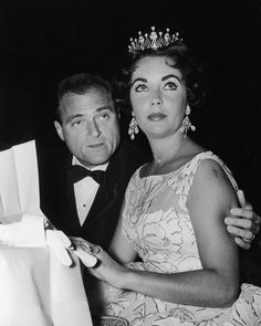 What Happened to Elizabeth Taylor's Jewelry? Value Today & Owners Golden Globes Dresses, Golden Globes After Party, Red Carpet Beauty, Golden Globes Red Carpet, Reine Elizabeth, Best Red Carpet Looks