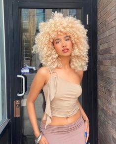 Summer Blonde Hair, Blonde Bangs, Curly Hair Drawing, High Hair, Curly Hair Photos, Colored Curly Hair, Pelo Afro, Beautiful Curly Hair, Pretty Hair Color