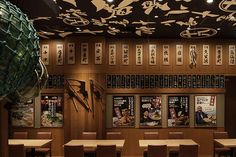 地産十八番 大手町プレイス店 居酒屋 [大手町駅] 店舗デザイン.COM Japanese Bbq Restaurant Design, Chinese Restaurant Design, Lobby Interior Design, Chinese Interior, Lobby Interior, Japanese Decor, Restaurant Lighting