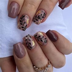 This Set Features A Rich, Glossy Brown Finish Adorned With Elegant Black Leaves And Shimmering Golden Foil Accents. The Medium Square Shape Offers A Modern And Flattering Look, Perfect For Adding A Touch Of Sophistication To Any Outfit. These Press-On Nails Combine Seasonal Charm With Effortless Elegance, Providing A Quick And Stylish Solution For A Polished Manicure. Brown Acrylic Nails, Short Nails Art, Fake Nails With Glue, Thanksgiving Nails, Fall Nail Art, Short Nail Designs, Cat Kuku, Autumn Nails, Nailed It