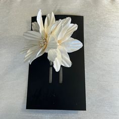 Two White Flowers With A Hair Clip And A Pin For Two Wearing Options. White Hair Accessories For Beach In Spring, Spring Flower Hair Accessories, Vintage Flower Pots, M Jewelry, Love Notes, White Flower, Vintage Brooches, Vintage Flowers, Hair Clip