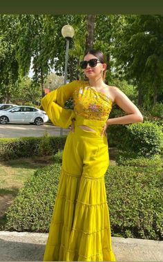 Haldi Trendy Outfit, Weeding Outfit Unique, Yellow Coordinates Outfit, Trendy Haldi Outfits For Bridesmaid, Haldi Dhoti Outfit, Aesthetic Haldi Outfits, Haldi Outfit Inspo For Bridesmaid, Night Wedding Function Dress, Haldi Look For Bridesmaid