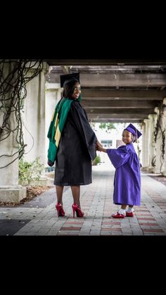 Mommy and me graduation pics Kindergarten Party, Graduation Pic Ideas, Cap And Gown Pictures, Graduation Pics, Graduation Photography Poses, College Graduation Pictures