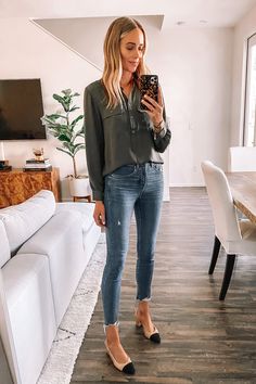 Jeans Dinner Outfit, Raw Hem Jeans Outfit, Black Pumps Outfit, Business Professional Outfits For Interview, Outfits For Interview, Classy Jeans, Comfy Jeans Outfit, Equipment Blouse, Jeans Outfit For Work