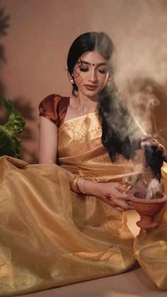 South Indian Photoshoot Traditional, Sanatan Women, Bengali Woman Aesthetic, Saree Back Photoshoot, Vintage Bengali Aesthetic, Alta Hands, Bengali Saree Photoshoot, Bengali Photoshoot In Saree, South Indian Look Saree