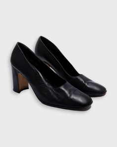 Step out in style with these classic 90'S DKNY court shoes. Comes in soft black leather with a block heel and iconic DKNY logo branding on inside sole.  Near perfect condition-some light scuffing to toe on left and to the rear on the right. Leather Heel height  3.5" UK size 7.5 EU size 40.5 US size 8.5 Classic Black Court Shoes With Contrasting Heel Counter, Classic Black Court Shoes With Contrasting Heel, Classic Black Leather Shoes With Block Heel, Retro Black Leather Court Shoes, Black Retro Leather Court Shoes, Classic Black Leather Shoes With Sculpted Heel, Classic Black Court Shoes With Sculpted Heel, Retro Leather Court Shoes With Padded Heel, Vintage Black Leather Court Shoes