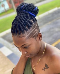 Faux Hawk Haircut, Box Braids Shaved Sides, Hawk Haircut, Haircut Design, Hair Styles Ideas, Short Hair Designs, Short Shaved Hairstyles