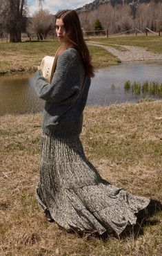 Experience ultimate coziness with this heathered, relaxed cardigan crafted from our soft and chunky sweater yarns. Featuring faux horn buttons for versatile styling and rib cuffs, it effortlessly elevates any outfit, whether worn open or closed. Chunky Sweater, Heathers