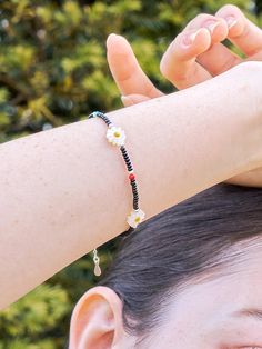 Composition : silver925 + beads + mother-of-pearlColor : white,blackCountry of Origin : KOREA Women Accessories Jewelry, Bead Crafts, Beaded Jewelry, Jewelry Bracelets, Jewelry Accessories, Daisy, Composition, Women Accessories, Bracelet