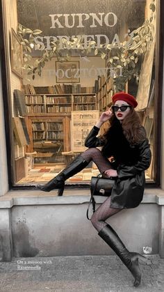 Elegant Fall Outfit Paris Vintage Outfit, Wear Black In Summer, Red Barrett Outfit, Parisian Fashion Aesthetic, A Touch Of Red Outfit, Vintage French Outfit, Berets Outfit, French Woman Fashion, How To Style Beret