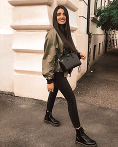 Everyday Streetwear, Casual Night Out Outfit, Martens Outfit, 2020 Street Style, Winter Ootd, Boss Girl, Fashion Mood Board, Stylish Work Outfits, Night Out Outfit