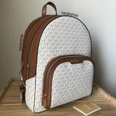 100% Authentic Mk Jaycee Large Zip Pocket Backpack Vanilla Multi And Gold Hardware **Brand New With Tags** Approximate Measurements: 12"L X 15"H X 5” D Michael Kors Mini Backpack, Tan Backpack, Luxury Stuff, Jelly Purse, Studded Backpack, Monogram Backpack, Michael Kors Backpack, Flap Backpack, Leather Backpack Purse