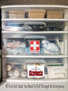 Home First Aid Kit Organization, Home Medical Kit, First Aid Kit Storage, Home First Aid Kit, First Aid Storage, Mom Organization, Prepping Supplies, Prepper Supplies, Survival Preparedness