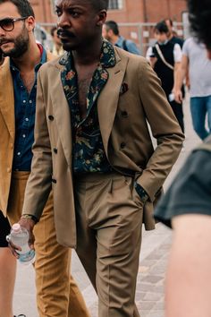 Men’s Floral Wedding Outfit, Casual Wedding Looks For Men, Eclectic Mens Wedding Attire, Funky Wedding Suit, Vishnu Aesthetic, Men In Suits, Mens Fashion Edgy, Beige Outfit, Mens Fashion Smart