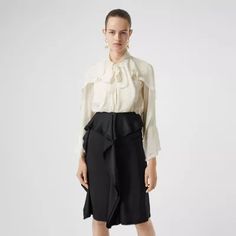 Blusa com gola laço em chiffon de seda leve, com detalhes de bainha à mostra e babados. Blouses For Work, Bow Blouse, Designer Shirts, Burberry Women, Shirts For Women, Blouse Length, Work Blouse, Silk Chiffon, Mulberry Silk