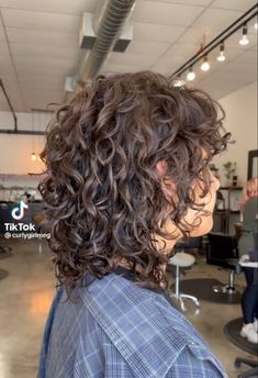 Perm Highlighted Hair, Curly Layered Mullet, Masculine Curly Haircut For Women, Funky Curly Haircuts, Short Shaggy Haircuts Curly, Curly Layered Hair Short, Shag Mullet Curly Hair Short, Curly Layers Short, Shaggy Short Curly Hair