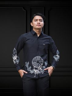 Origin: 🇮🇩 *Indonesia* Design: 🎨 *Batik* Material: ✨ *Japanese Satin Cotton* *Description:*   This batik shirt seamlessly combines luxury and comfort in one design. Wear it with pride and showcase the charm of Indonesian culture in your style. Perfect for formal events, business meetings, or daily wear. *Model Size:*   📏 *Height:* 175 cm   ⚖️ *Weight:* 75 kg   📐 *Size:* L *Product Specifications:* - *Primary Color:* Dominantly Black with Yellow and Gray accents - *Main Fabric:* Japanese Sat Traditional Black Printed Shirt, Casual Black Tops With Batik Print, Black Long Sleeve Shirt With Batik Print, Black Long Sleeve Batik Print Shirt, Traditional Black Shirt With Batik Print, Casual Black Shirt With Batik Print, Style Batik, Design Batik, Indonesian Culture