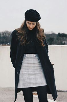 Skirt Plaid Outfit, Beret Street Style, French Hats, Beret Outfit, Hats Ideas, Plaid Outfit, Plaid Outfits, Paris Outfits, Street Style Inspiration