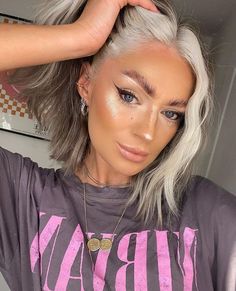 Two Tone Bob Hair, Edgy Platinum Blonde Hair, Front White Hair, 2 Tone Blonde Hair, Brown Bob With Blonde Money Piece, White Blonde Money Piece, Silver Hair With Money Piece, Colour Block Hair Blonde, Blonde With Platinum Money Pieces