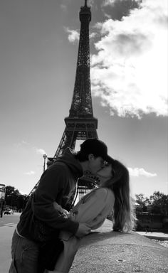 couple goals paris Paris Picture Ideas Couple, Paris Poses Photo Ideas Couple, Paris Couple Photos, Pictures Paris Ideas, Pic Ideas In Paris, Paris Photo Ideas Couple, Paris Aesthetic Couple, Paris Couple Aesthetic, Paris Pictures Instagram