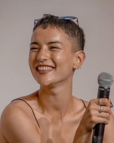 Jesse Mei Li Short Hair, Buzzcut Style Women, Skin Fade Women, Shaved Womens Hair, Jessie Mei Li Short Hair, Short Punk Haircuts For Women, Shaved Hair Styles