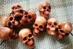 there are many small skulls on the table