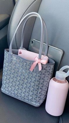 Uni Handbags, Car Inspo Interior Aesthetic, Uni Bag, Goyard Tote, Look Rose, Purse Essentials, Handbag Essentials, Goyard Bag