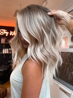 Coconut Cream Blonde Hair, Blonde Hair Color Ideas For Summer Highlights, Brown To Icy Blonde, Grown Out Bleached Hair, Blonde Balayage Medium Length Hair, Blonde Hair Color Ideas Medium Length, Blonde Hair 2024 Trends, Spring Blonde Hair 2024, 2024 Blonde Hair Trends