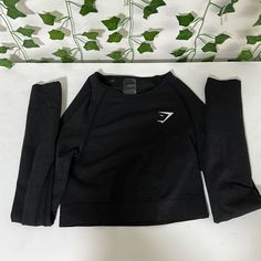 The Brand Is From Gym Shark In Good Condition The Color Of It Is Black And Long Sleeve Crop Top Good For Working Out. Gym Shark Outfit, Gymshark Outfit, Gymshark Crop Top, Stringer Tank Top, Gymshark Black, Gym Shark, Outfit Png, Shark Shirt, Gym Fits