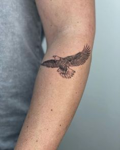 Eagle Tattoo Bald Eagle Tattoos Women, Small Animals Tattoos, Dainty Eagle Tattoo, Eagle And Flower Tattoo, Feminine Eagle Tattoo For Women, Eagle Flying Tattoo, Flying Eagle Tattoo, Condor Tattoo