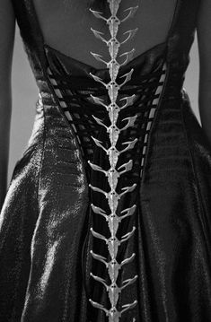 Iron Widow, Couture Dior, Yennefer Of Vengerberg, Fantasy Fashion, Yohji Yamamoto, Dark Fashion, Character Outfits, Costume Design, Gothic Fashion