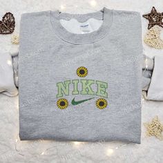 The Sunflower Floral x Nike Embroidered Sweatshirt is a perfect blend of style and comfort. Made with high-quality materials, it features a stunning embroidered design that combines the beauty of sunflowers with the iconic Nike logo. With its relaxed fit and cozy fabric, this sweatshirt is perfect for staying warm and stylish all year round. Whether you’re hitting the gym or going for a casual outing, this sweatshirt will make you stand out from the crowd. Get ready to turn heads with this Nike Embroidered Sweatshirt, Nike Cartoon, Nike Inspired, Family Gift Ideas, Gift Ideas For Family, Sweatshirt Nike, Best Family Gifts, Maroon Hoodie, Nike Brand