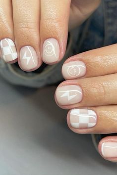 Short Nail Designs With White, Nail Design Natural Nails Short, Short Nail Minimalist, Short Nails With Line Design, Cute Simple Manicure Ideas, Cute Drawings Nails, Multi Color Manicure Ideas, While Nail Ideas, Simple Nails Smiley Face