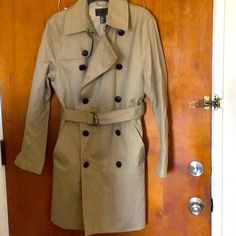 Double-Breasted Trenchcoat In Thick Cotton Twill. Collar With Adjustable Storm Tab And Concealed Hook-And-Eye Fastener At Front. Shoulder Tabs With Decorative Button, Semi-Attached Yoke At Front And Back, Side Pockets, And Two Inner Pockets. Adjustable Belt At Waist With Buckle. High Vent At Back With Concealed Fastening. Lined. Size 36r Never Worn Fitted Khaki Outerwear For Business Casual, H&m Collared Fall Outerwear, H&m Collared Outerwear For Fall, H&m Double-breasted Workwear Outerwear, Business Khaki Outerwear With Double Button Closure, H&m Long Sleeve Outerwear With Button Closure, H&m Button-up Outerwear For Work, Classic H&m Winter Outerwear, H&m Classic Spring Outerwear