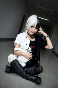 "The Monokuma Aesthetic" - very punk-oriented, with studs, leather, and lots of eyeliner Monokuma Aesthetic, Danganronpa Kibo, Monokuma Cosplay, Makeup Asmr, Ideas For Cosplay, Cool Cosplay, Amazing Cosplay, Totally Me, Anime World