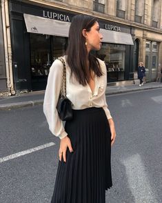 Rich Outfits Classy, Silk Blouse Outfit, Expensive Outfits, Rich Outfits, Sophisticated Outfits, Black Pleated Skirt, Mode Casual, Looks Street Style