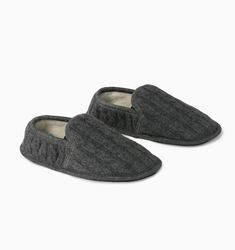 Raffinato, a meticulously crafted wool knit slipper, features an intricate cable knit design that exudes both elegance and warmth. Its blended lining, combining soft polyester and luxurious wool, ensures unparalleled comfort. Perfect for leisurely days spent indoors, this slipper envelops your feet in cozy luxury as you relax in the comfort of home. House Guest Gifts, Cozy Luxury, Cable Knit Pattern, Bed Ensemble, Slippers For Men, Men's Slippers, Wool Slippers, Blanket Cover, Baby Towel