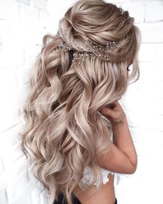 Dresses Romantic, Elegant Wedding Hair, Prince Phillip, Dresses Simple, Bridal Hair Vine, Penteado Cabelo Curto, Wedding Hairstyles For Long Hair, Loose Curls