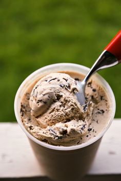 vanilla latte stracciatella gelato in a cup