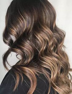 Golden blonde highlights hair color idea on chestnut brown hair Brown Hair Golden Highlights, Beautiful Brunette Hair, Coffee Hair Color, Brunette Hair Color Ideas, Aveda Hair Color, Beautiful Brown Hair, Chestnut Brown Hair, Coffee Hair, Dark Brunette Hair