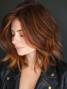 A chestnut brown base with ginger highlights is a warm and inviting option for fall. It’s suitable for all face shapes and brings a glowing warmth to those with green or brown eyes. Ginger Highlights, Brown Bob Haircut, Hair Colors For Short Hair, Trendy Fall Hair Color, Brunette Pixie, Bob Cuts, Ash Blonde Balayage, Honey Blonde Highlights