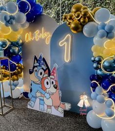 balloons are set up in the shape of an arch for a baby's first birthday