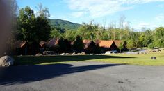 an empty parking lot in front of some cabins